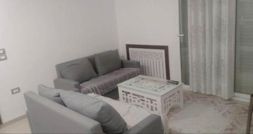 Akouda的住宿－Dar Othman，客厅配有沙发和桌子