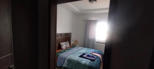 Akouda的住宿－Dar Othman，小房间的小卧室配有床