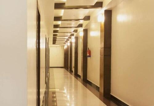 einen Flur eines Bürogebäudes mit einem langen Korridor in der Unterkunft Hotel Tulip in Jogīkuti