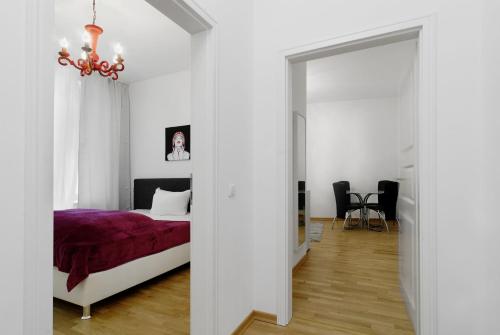 um quarto com uma cama e um espelho em Grand Central City Apartments Mitte Rosenthaler Platz em Berlim