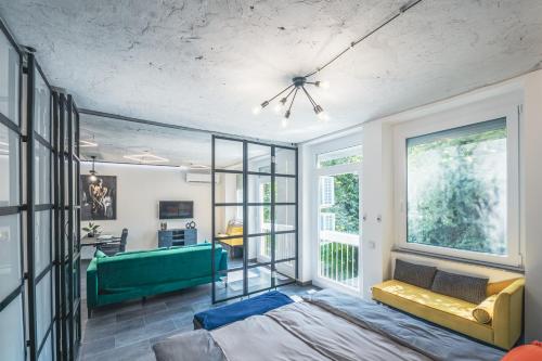 een slaapkamer met een bed, een bank en een raam bij Unique in Eger