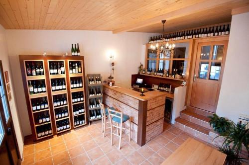 una sala de cata de vinos con un bar en el medio en Villa Vinica en Limbach