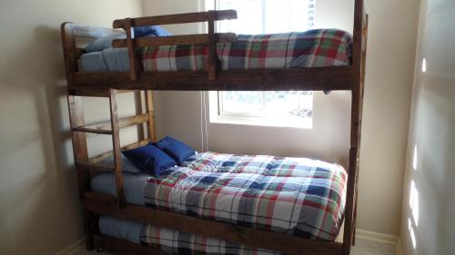 two bunk beds in a room with a bed at Departamento Algarrobo in Algarrobo