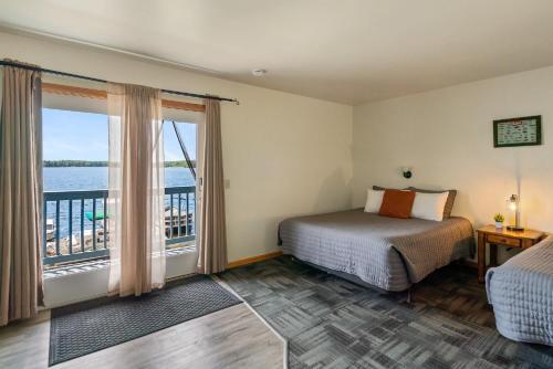Ένα ή περισσότερα κρεβάτια σε δωμάτιο στο Fife Lake Lodge - Double Queen Room with Lake Access
