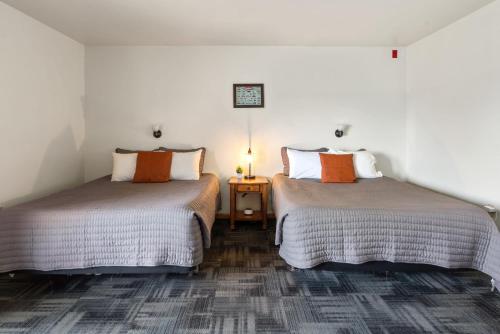 Katil atau katil-katil dalam bilik di Fife Lake Lodge - Double Queen Room with Lake Access