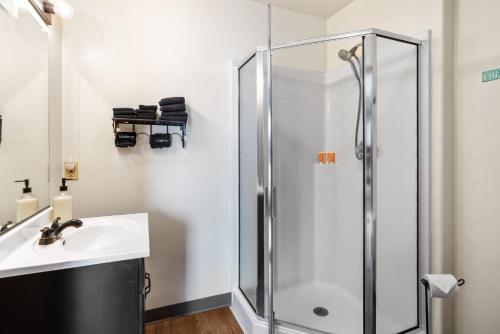 een badkamer met een douche en een wastafel bij Fife Lake Lodge - Double Queen Room with Lake Access in Fife Lake