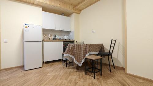 eine kleine Küche mit einem Tisch und einem Kühlschrank in der Unterkunft Green Corner in Tbilisi City