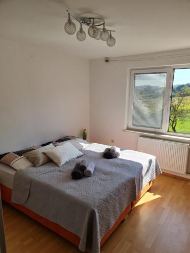 un dormitorio con una cama con dos animales de peluche en Apartment Carolina, en Rogašovci