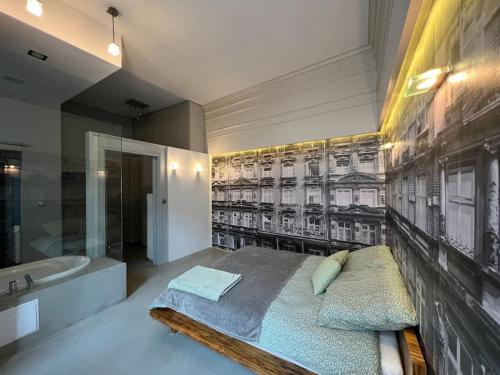 una camera con un grande letto e una vasca da bagno di Wroclove Loft Apartment a Breslavia