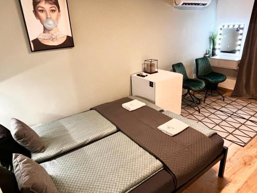 Zimmer mit einem Bett mit einer Maske an der Wand in der Unterkunft Mythos Private Resort in Pécs