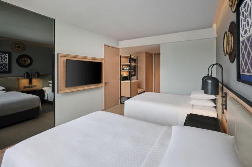 Katil atau katil-katil dalam bilik di Four Points by Sheraton Phuket Patong Beach Resort