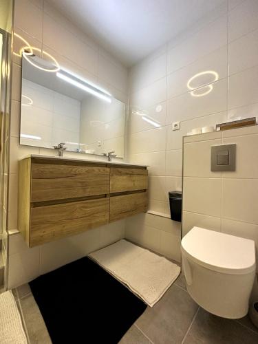 une salle de bain avec toilettes, lavabo et miroir dans l'établissement ARENA Center Town, à Reims