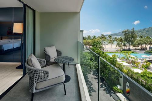 Kolam renang di atau dekat dengan Four Points by Sheraton Phuket Patong Beach Resort