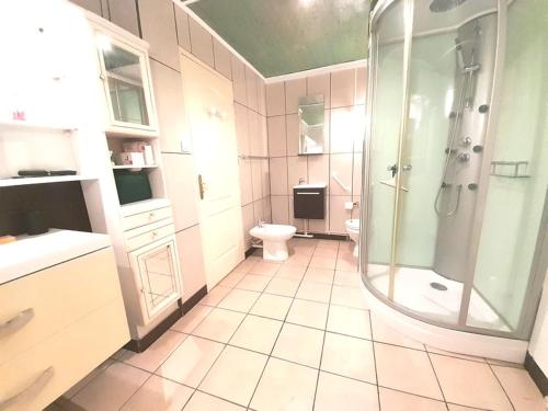une salle de bain avec douche et toilettes dans l'établissement Les Houradets, à Monbardon
