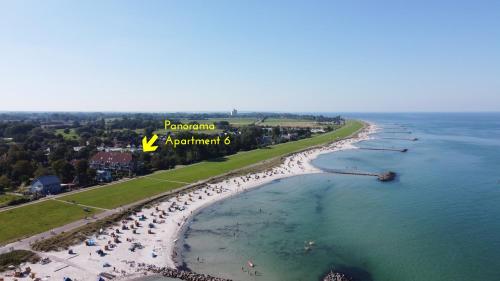 eine Luftansicht auf einen Strand mit einer Gruppe von Personen in der Unterkunft Ruhige Ferienwohnung 100 m zum Schönberger Strand mit Terrasse in Schönberger Strand