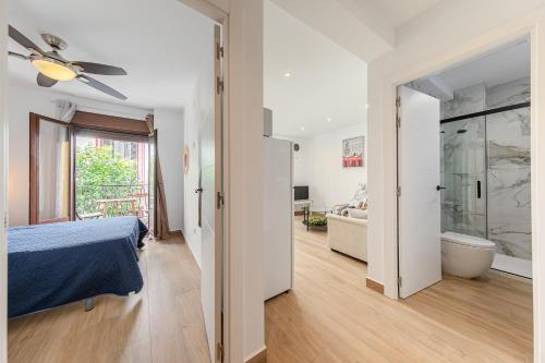 1 dormitorio con 1 cama y baño con bañera en Modern & Stylish Apartment - Old Town, en Sevilla