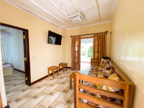 een woonkamer met een bank en een tafel bij 611 Sporting Residence in Malindi