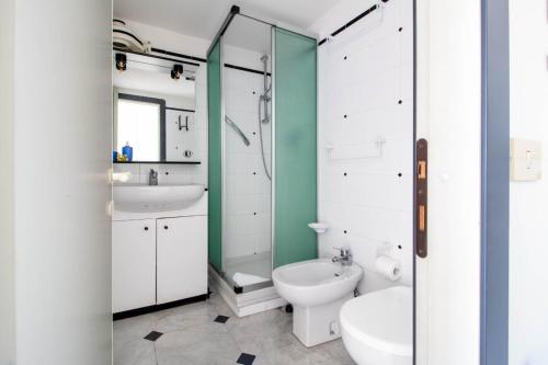 La salle de bains est pourvue de toilettes et d'un lavabo. dans l'établissement DEA APARTMENT, à Rapallo