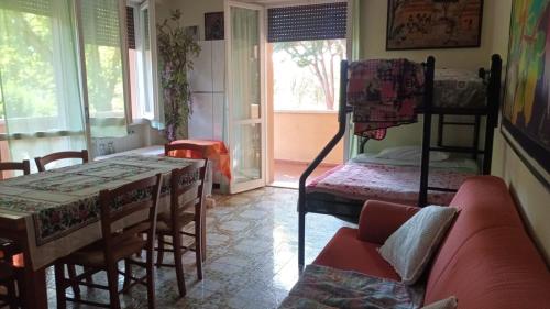 Ruang duduk di Misano Garden Apartment