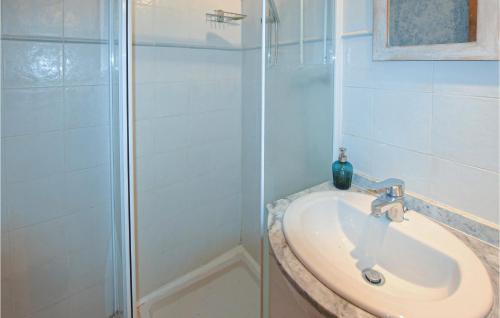 y baño con lavabo y ducha acristalada. en Awesome Home In Dieulefit With Wifi, en Dieulefit