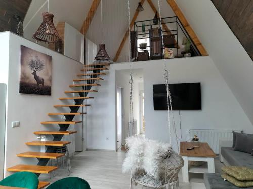 ein Wohnzimmer mit einer Wendeltreppe in einem Haus in der Unterkunft Cabana All Seasons in Cavnic
