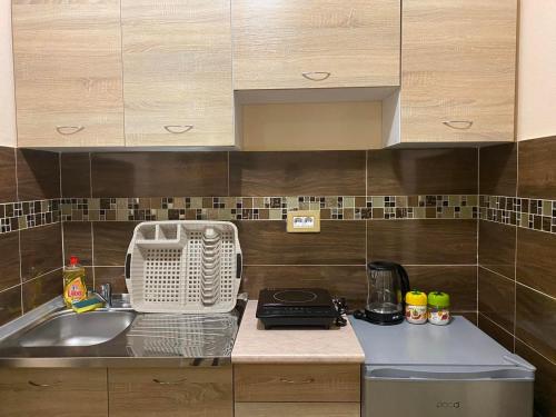 cocina con fregadero y encimera en Apartments M&T, en Tivat
