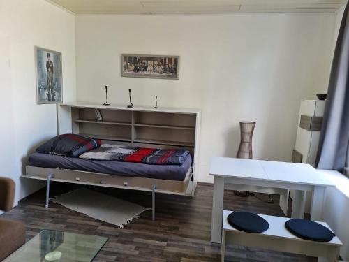 1 dormitorio con cama y escritorio. en Drea's Ferienwohnung, en Wermelskirchen