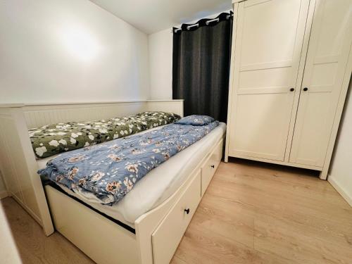 เตียงในห้องที่ «Sea View Apartment Finnøy Island»