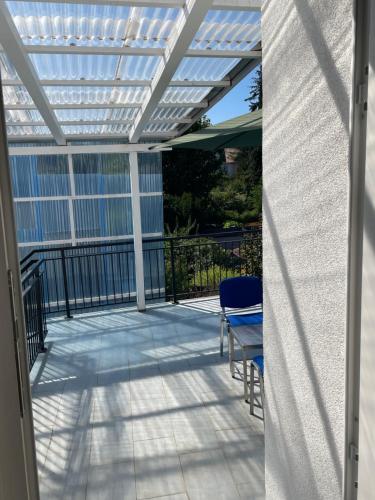 a patio with a pergola and chairs on it at Kleine aber feies Zimmer in Falkenberg