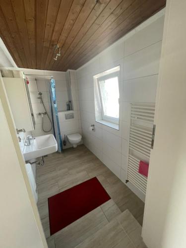 a bathroom with a sink and a toilet and a window at Kleine aber feies Zimmer in Falkenberg