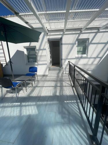- un balcon avec 2 chaises, une table et un parasol dans l'établissement Kleine aber feies Zimmer, à Falkenberg