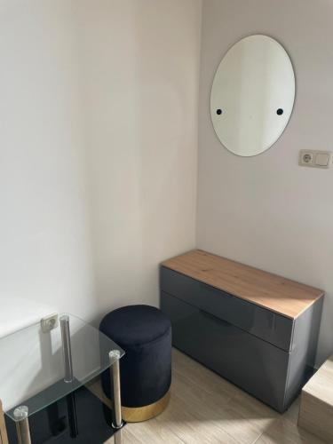 a room with a desk and a mirror and a stool at Kleine aber feies Zimmer in Falkenberg