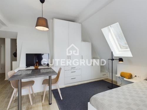 1 dormitorio con escritorio, 1 cama y escritorio en Studio-Apartment "Charlotte", en Westerstede