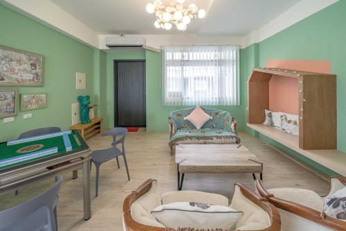 頭城的住宿－宜蘭狗窩民宿，一间设有绿色墙壁的客房和一间带台球桌的客房