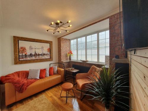 a living room with a couch and a chair at "Fire pit"Castle Restaurants Little house on the hill in Conisbrough