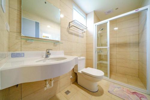 頭城的住宿－宜蘭狗窩民宿，一间带水槽和卫生间的浴室