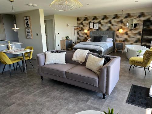Ruang duduk di Loudoun Mains Luxury Lodges