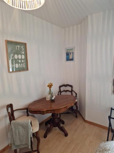 a dining room with a wooden table and chairs at Entre Alpes et Léman in Publier