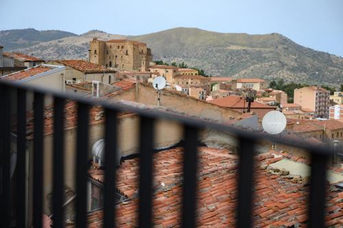 - Balcón con vistas a la ciudad en Vetriera41, en Castelbuono