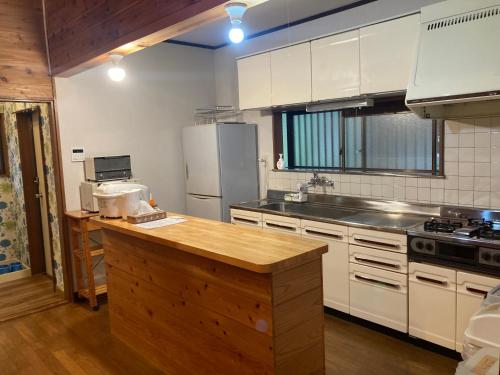 A kitchen or kitchenette at 翠 -kawasemi-