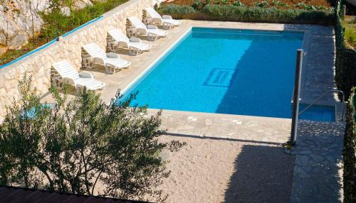 Изглед към басейн в Villa Marina или наблизо