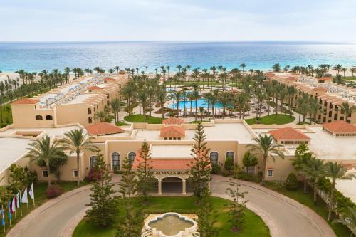 Jaz Almaza Beach Resort, Almaza Bay في مرسى مطروح: اطلالة جوية على المنتجع مع المحيط في الخلفية