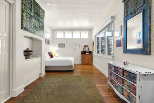 ハイアムズ・ビーチにあるPacific Lodgeのベッドルーム(ベッド1台、窓付)