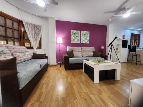 a living room with a couch and a table at VILLA ARTEP Lujoso apartamento con piscina comunitaria in Cartagena