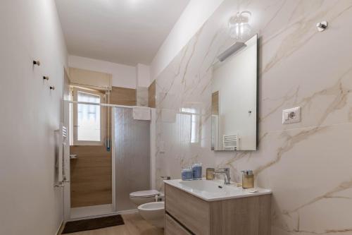 uma casa de banho com um lavatório, um WC e um espelho. em [Apt Green Park] ¤ Best Airport Accommodation ¤ em Bitonto
