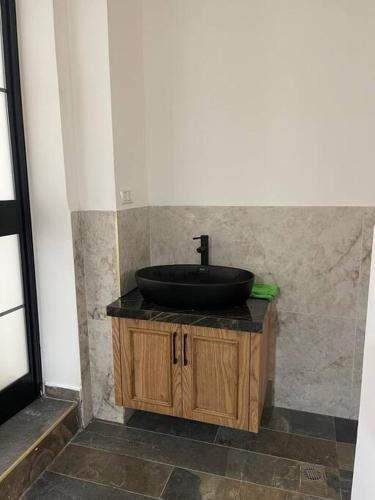 baño con lavabo negro en la encimera en A cozy place with free parking and spacious garden, 