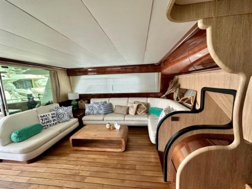 MotorYacht 21 avec équipage في برشلونة: غرفة معيشة مع أريكة وطاولة في قارب