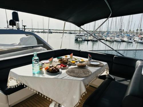 MotorYacht 21 avec équipage photo 4
