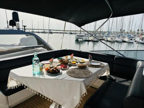 un plato de comida en una mesa en un barco en MotorYacht 21 avec équipage, en Barcelona