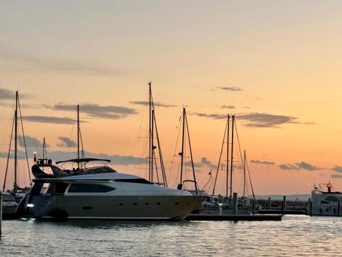 MotorYacht 21 avec équipage photo 8